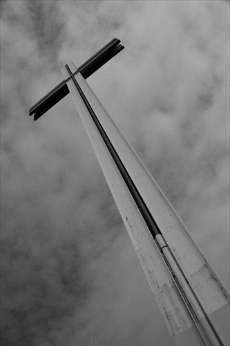 krížom proti oblohe