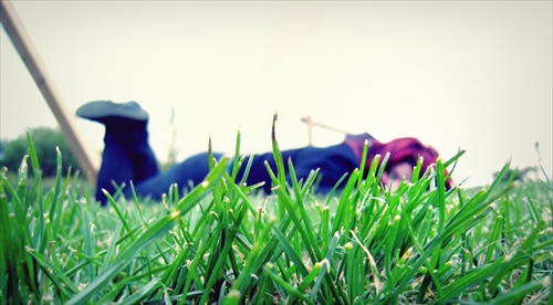 ležím v tráve a je mi fajn :)