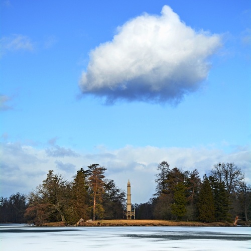 Minaret pod peřinou