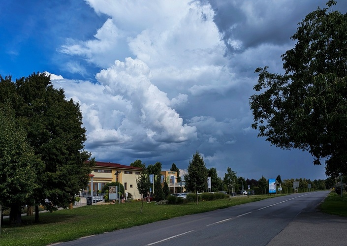 Už se to žene!