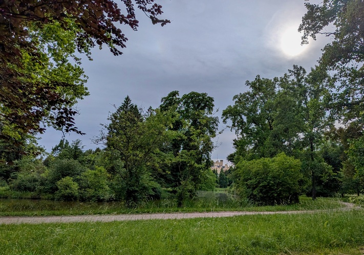 Mračí se nad parkem
