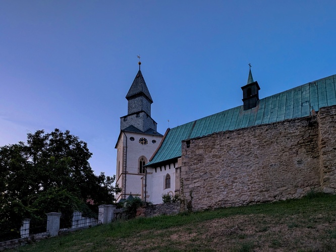 Kostel v hradbách