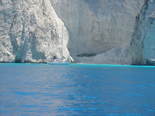 malá loďka pri malej pláži - Zakynthos