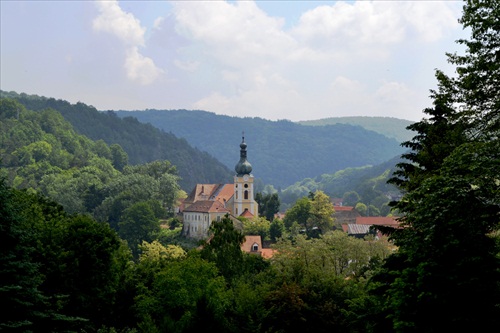 Kostol vo Vranove nad Dyji - pohľad z lesa