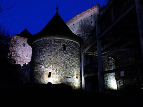 večerný trenčiansky hrad