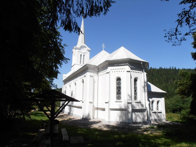 zrekonštruovaný kostol v Riečnici, pozostatok po zaplavenej obci