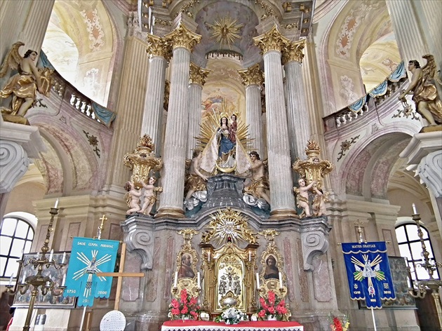 Oltár v kostole