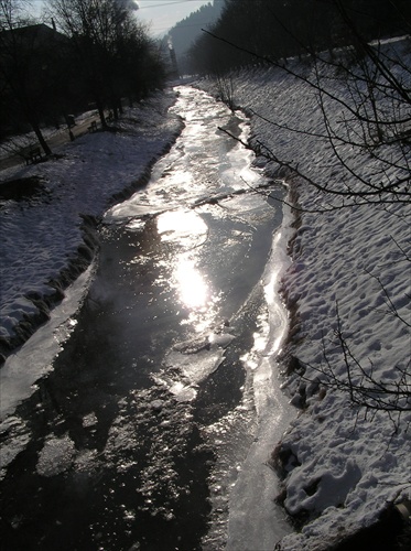 Rieka pod ľadom
