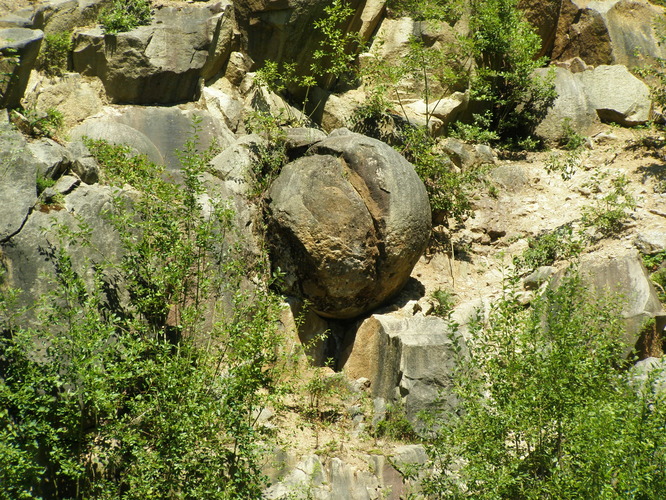 Kamenná guľa