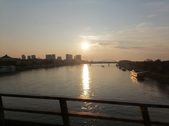 Ranné slnko nad Dunajom