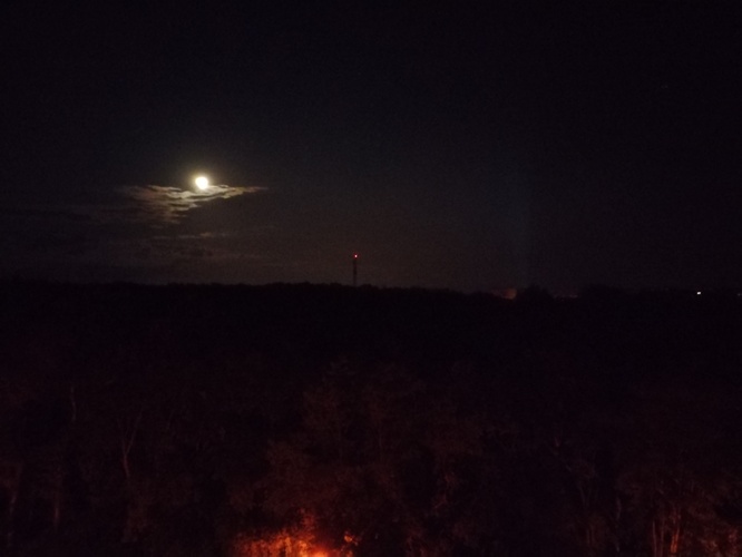 Mesiac nad Petržalkou
