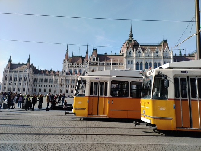 Budapest - električky pred budovou parlamentu