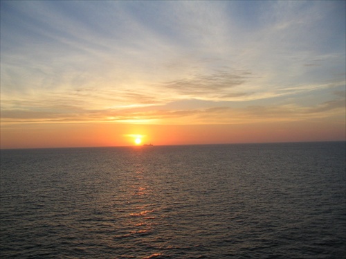 Východ slnka na mori