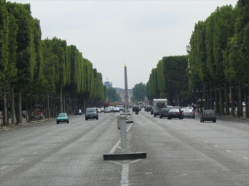 Champs-Élysées a Luxorský Obelisk