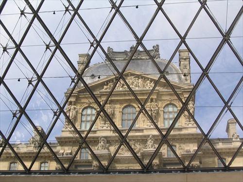 Pod sklenenou kopulou Louvra, Paríž