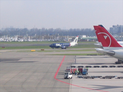 SkyEurope Boeing 737 na letisku v Amsterdame