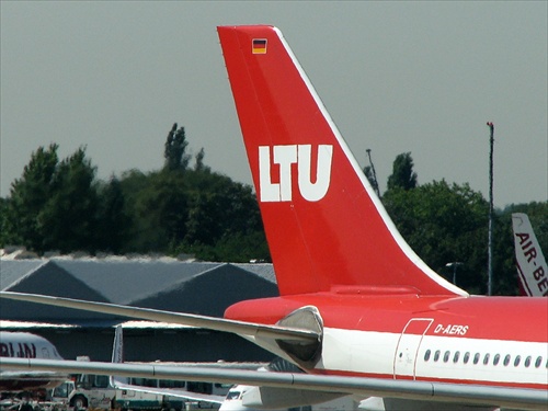 Chvosty lietadiel XVI - LTU A330-332