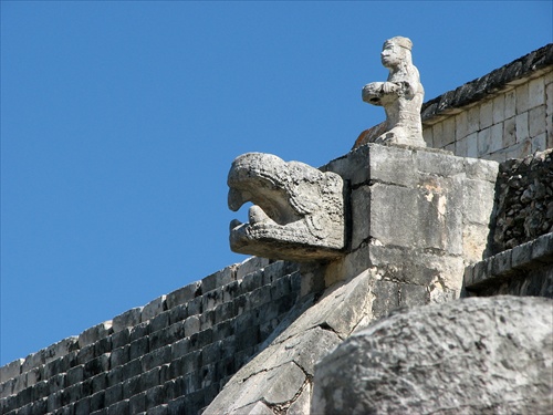 Hlava jaguára a socha opice na Chráme bojovníkov, Chitzen Itza