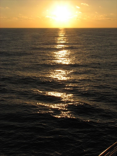 Západ slnka z lode