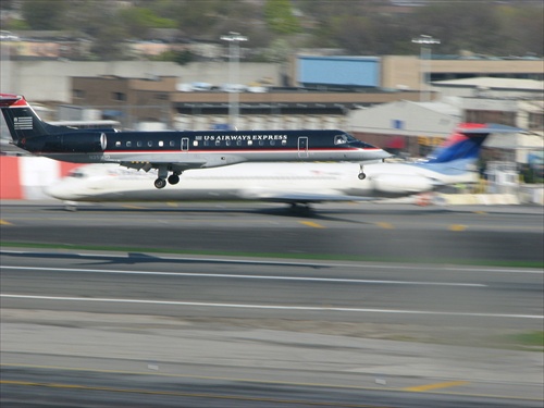 US Airways "Barbie Jet" pristáva na LGA