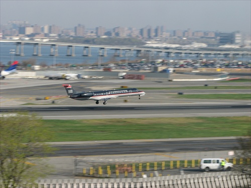 US Airways "Barbie Jet" pristáva na LGA