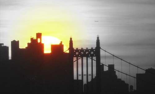 Jet nad NYC pri západe slnka.