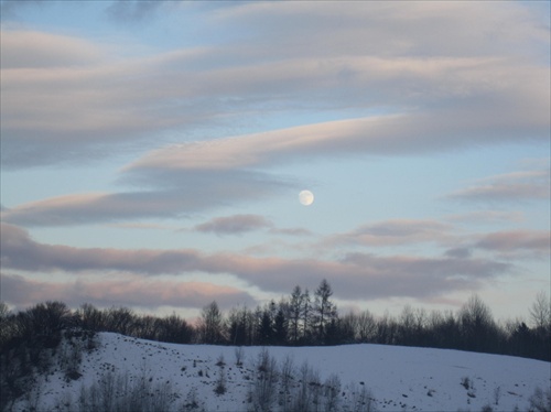 Mesiac na zimnej oblohe