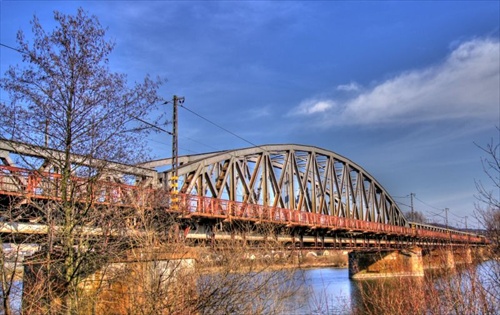 železničný most na rieke Váh