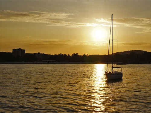 západ slnka v prístave