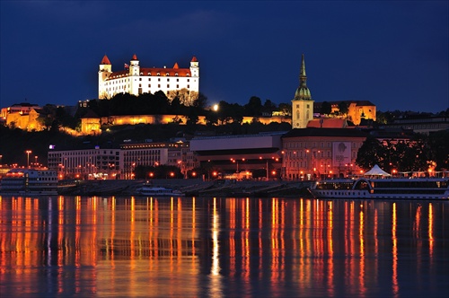 prvomájová večerná Bratislava