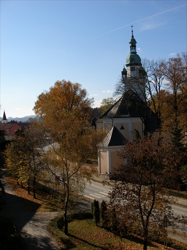 Kostol obklopený jeseňou