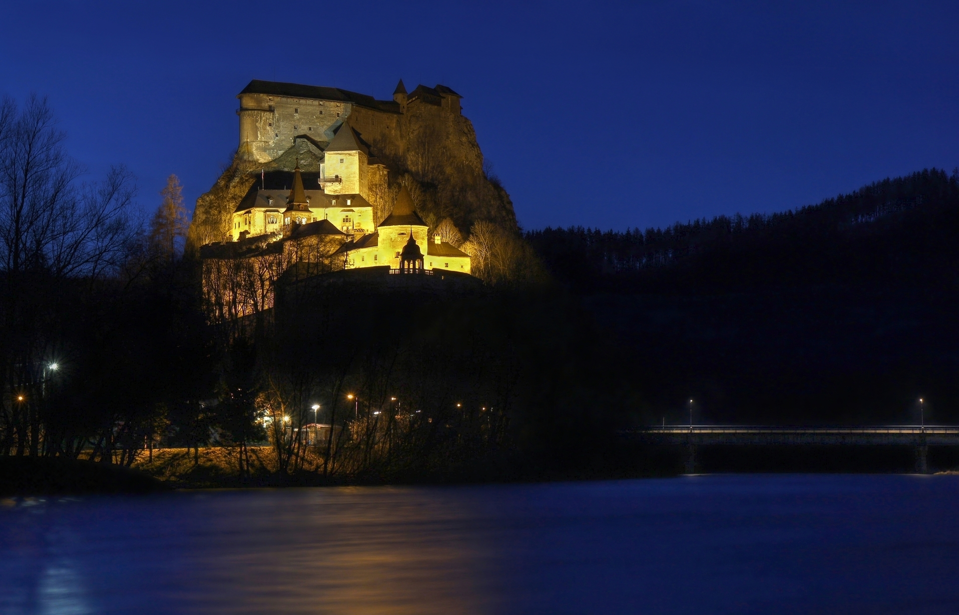 Oravský hrad v nočnom šate