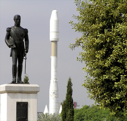 Stará socha a nová raketa