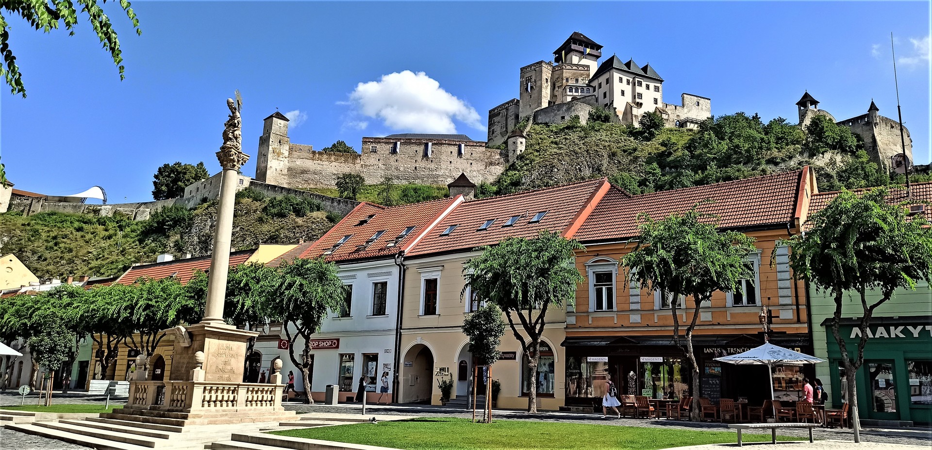 Trenčín mierové námestie a hrad.