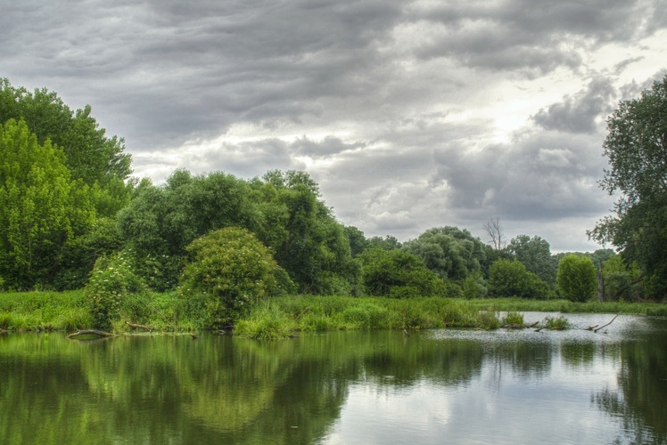 Zataženo nad řekou