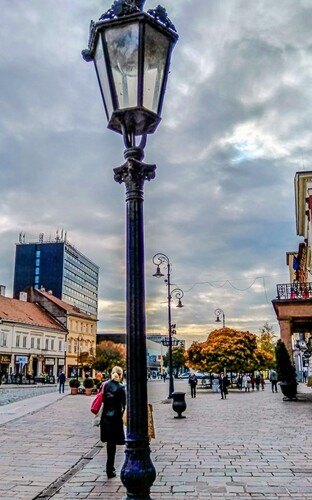 Lampa naprieč ulicou 