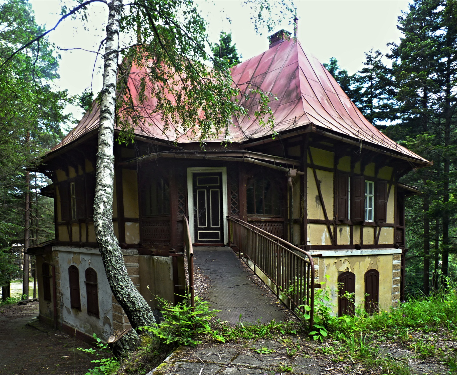 Vo farbe-bývalý objekt školy v prírode v Gelnici