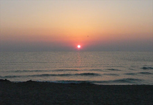 Východ slnka nad plážov
