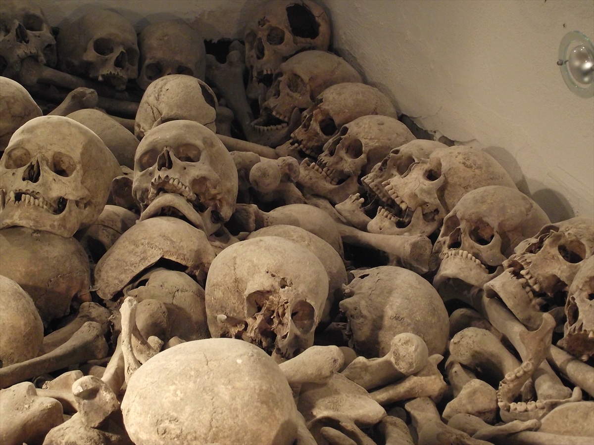 masovy hrob v krypte Osadné
