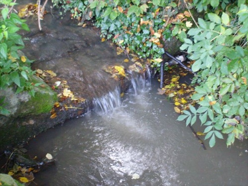 rieka zdobená jeseňou