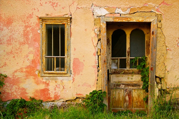 old abandoned house / starý opustený dom