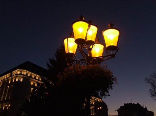 Pouličné osvetlenie v Bratislave