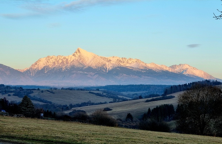 V posledných lúčoch.