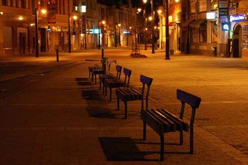 lavičky v nočnom meste