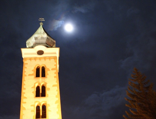 veža a nočný mesiac