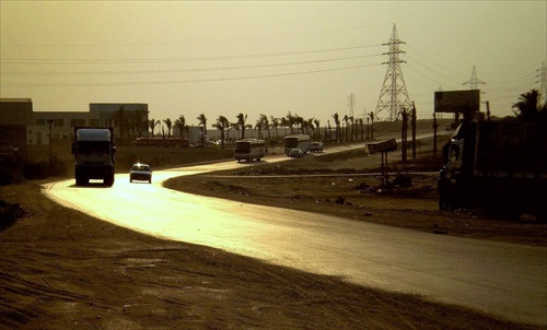 Slnkom zaliata cesta do Kahiry