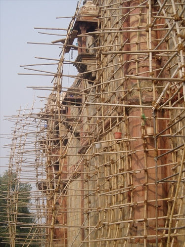 Bambusové lešenie v Indii