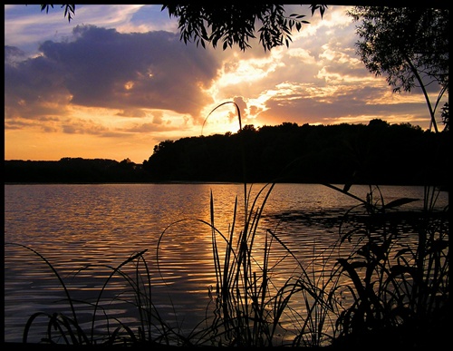 súmrak sadá na rieku Moravu