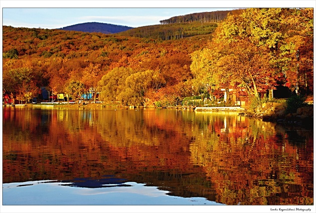 Vinné jazero v jesenných farbách