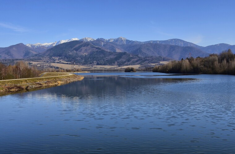 Zasnežené vrcholky hôr